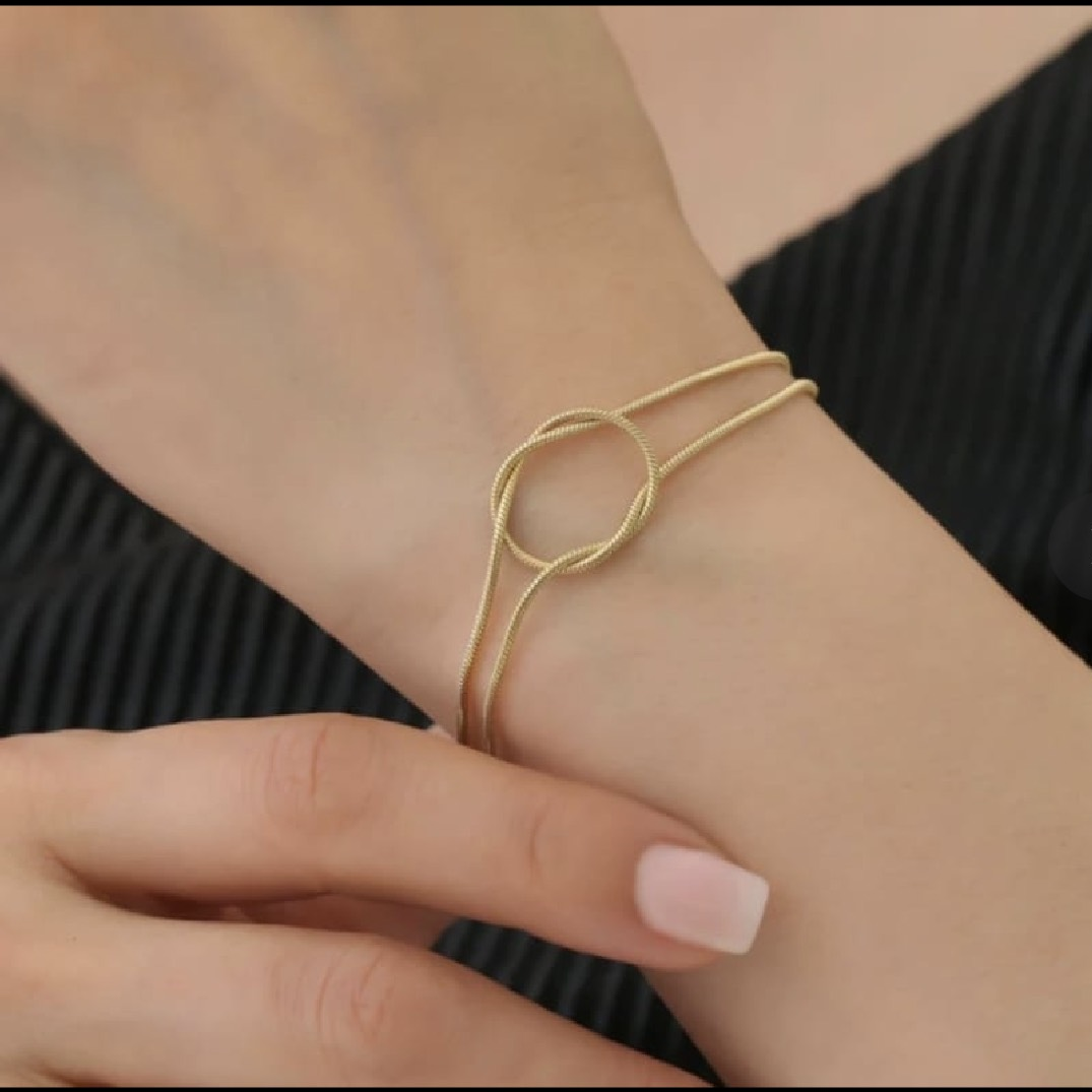 “Twist & Glow” – Gold Infinity Chain Bracelet