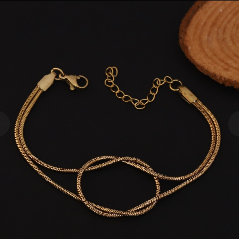 “Twist & Glow” – Gold Infinity Chain Bracelet