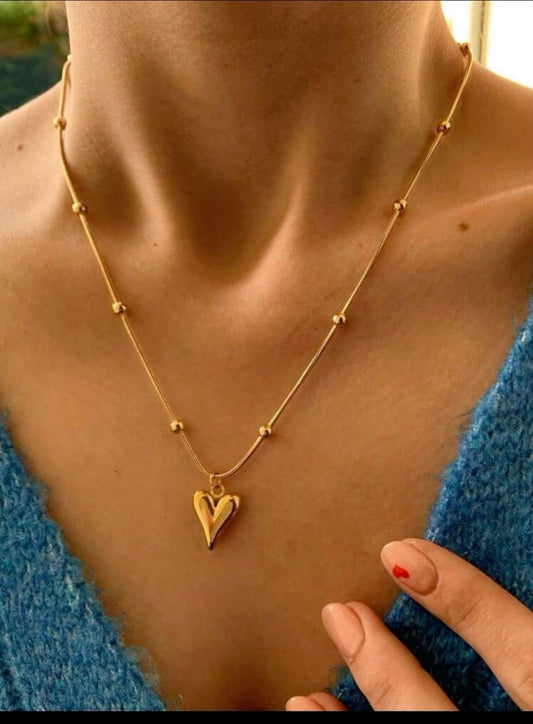 Golden Heart Locket Necklace – Elegant Love Charm